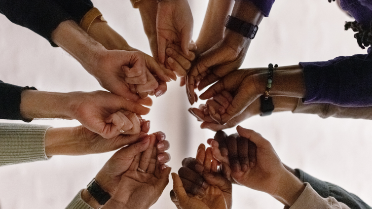 groep mensen brengen handen samen