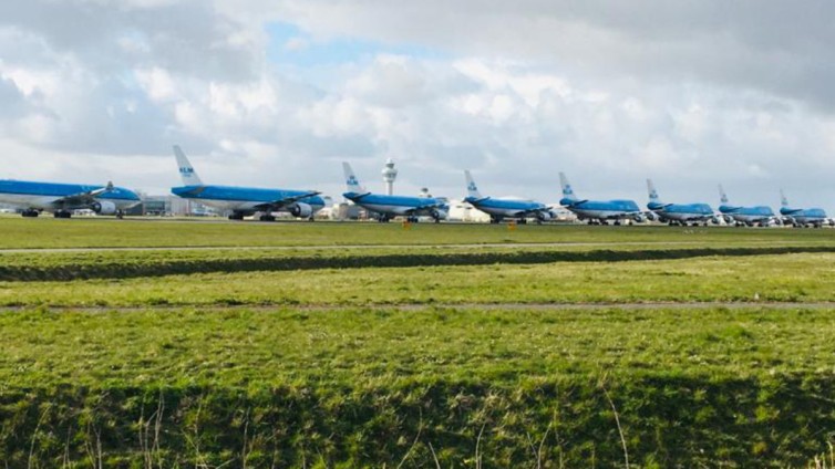 De reisbranche - KLM vliegtuigen staan aan de grond