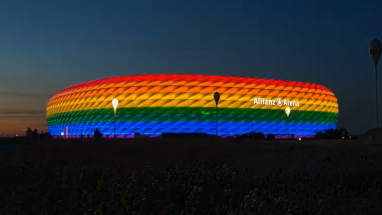 Allianz Arena in regenboogkleuren