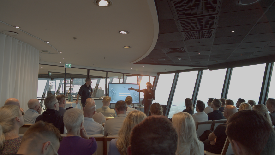 Olivier Zeestraten (l.) en Peter Van Wijnaerde (r.) met ondergaande zon op de Euromast