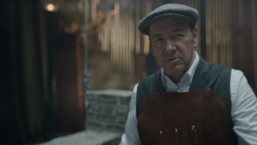 Kevin Spacey showt talenknobbel in E-Trade commercial