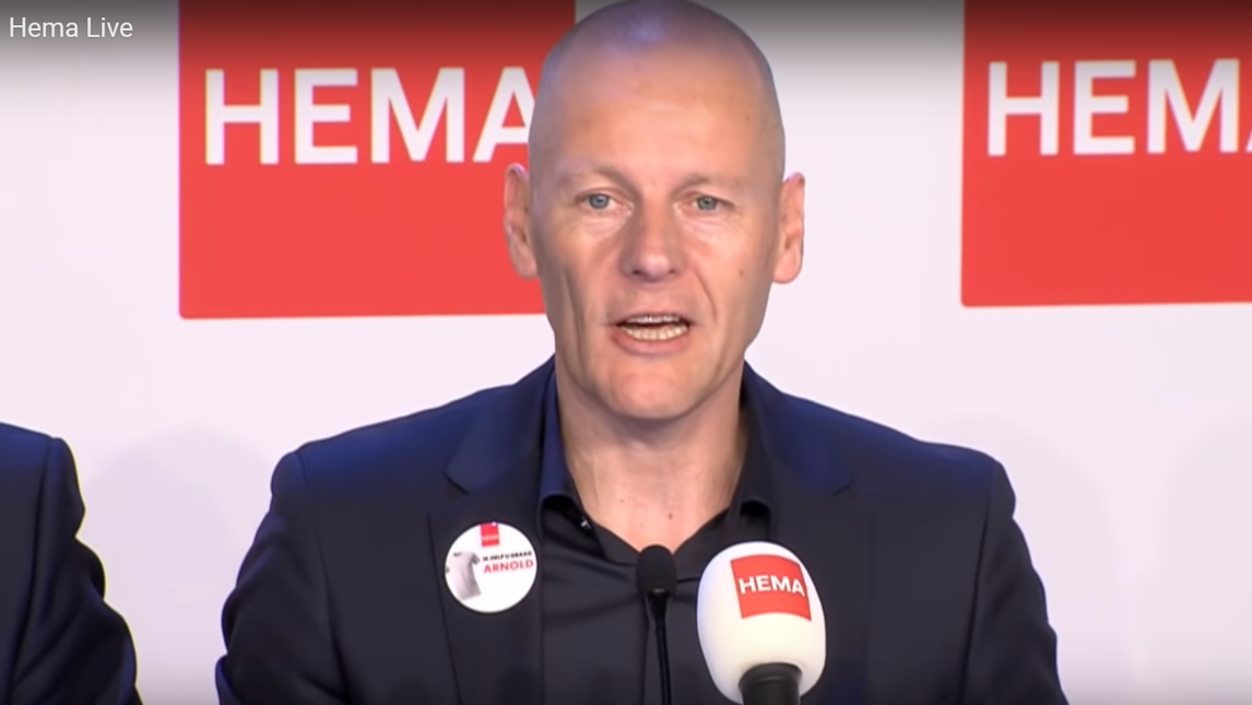 Arnold Drijver tijdens de persconferentie van Hema waarin de overname bekend werd gemaakt.