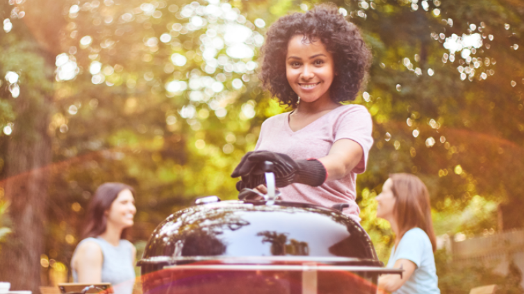 Weber-barbecuen is geen mannenzaak alleen, blijkens deze promotiefoto van Weber