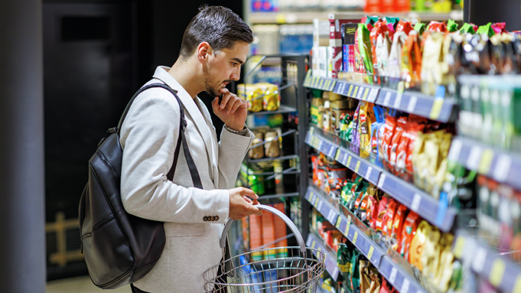 Man twijfelt over keus in supermarkt