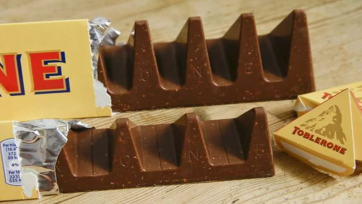 Toblerone moet zijn iconische verpakking veranderen omdat het deels vertrekt uit Zwitserland