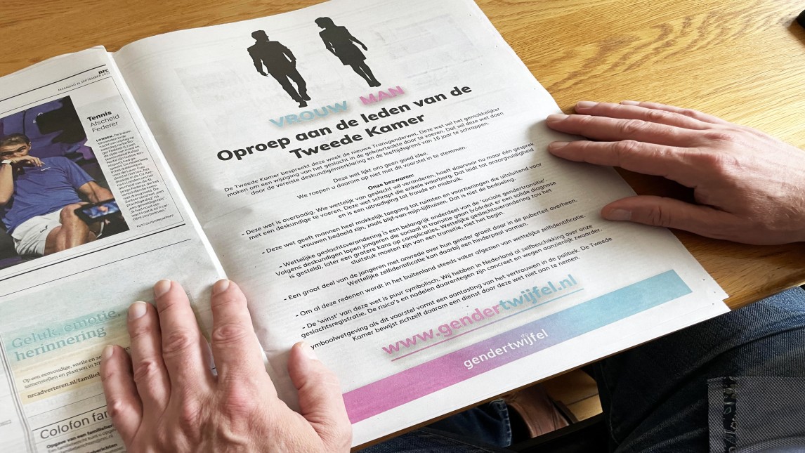 Eerder plaatste Gendertwijfel affiches in meer dan 400 bushaltes en advertenties in kranten, zoals hier in NRC