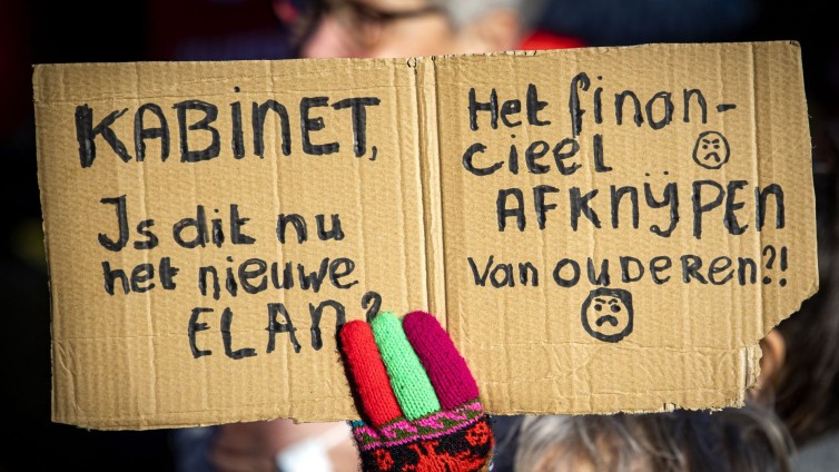 Protest op karton tegen pensioenplannen kabinet