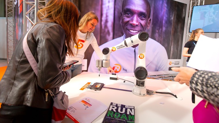 Marathon Sport Expo met Robotarm van Kipchoge