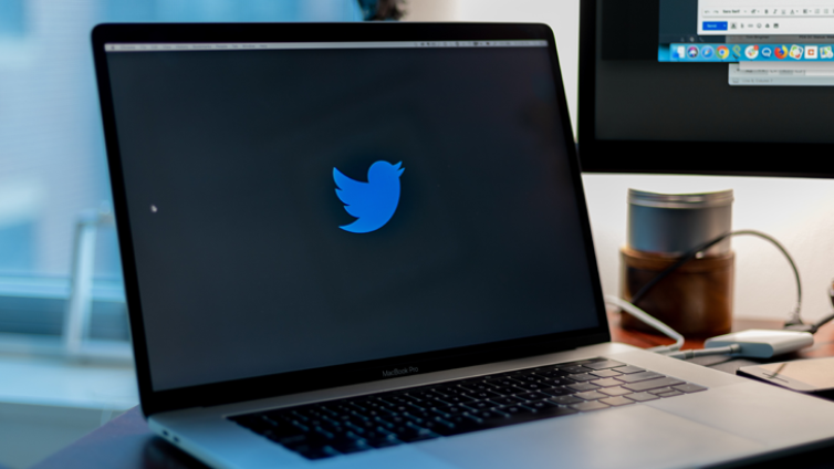 Openstaande laptop met Twitter-logo