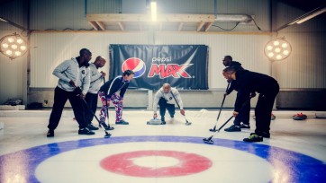 Stervoetballer Vincent Kompany speelt curling voor Pepsi