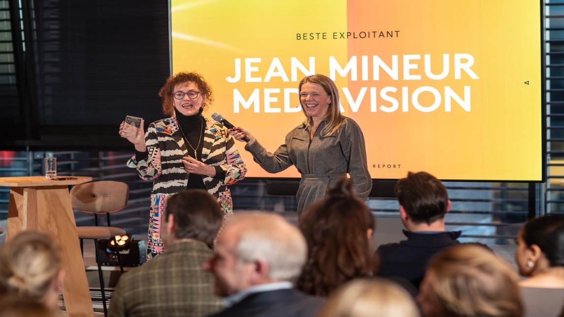 Marlene Wickel (l) van Jean Mineur heeft de prijs in ontvangst genomen van Susanne van Nierop, hoofdredacteur Adformatie