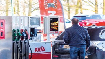 MMD breidt digitaal abri-netwerk uit met Avia tankstations