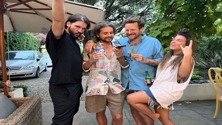 Gijs Determeijer (2e van rechts) viert feest met zijn team in Cannes