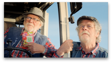 Hans van Rijs speelt ‘ouwe snoepert’ in nieuwe Red Band-commercial