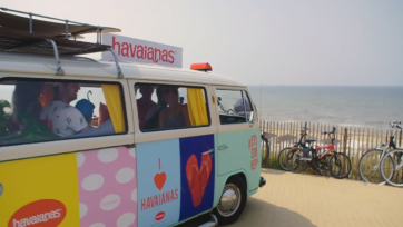 Havaianas brengt reizigers van treinstation naar strand met busje