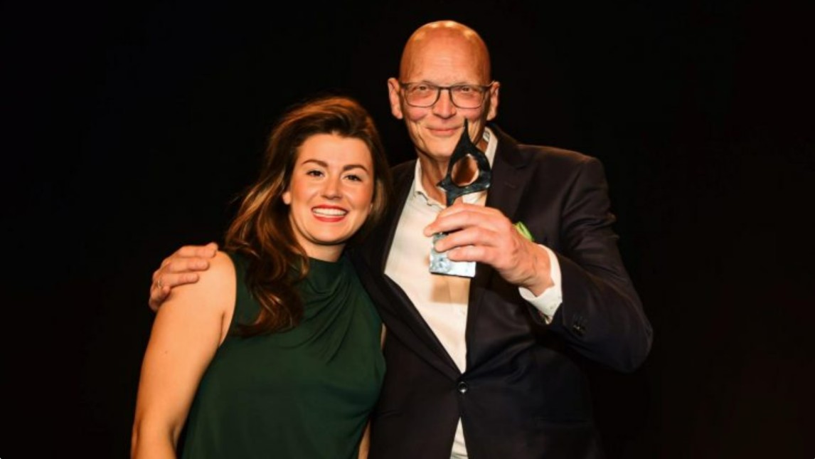 Sophia Weavers en Ruud Bijl van Bijl PR met een Sabre Award in 2019. Dit jaar is het bureau vijf keer genomineerd.