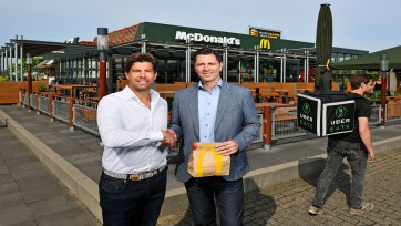 McDonald’s gaat hamburgers thuisbezorgen