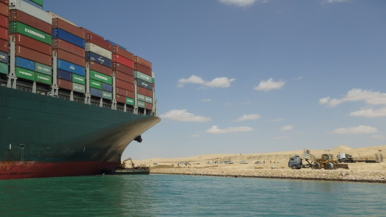 Werkzaamheden bij het schip geven een idee van de enorme klus